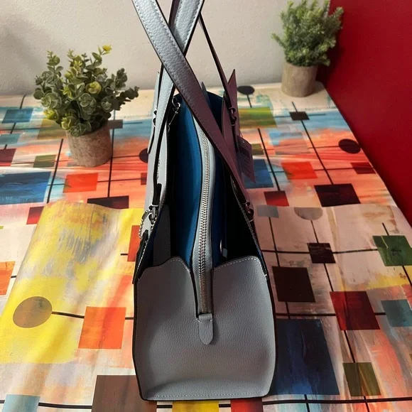 š©µšš©µNWT Two Tone Blue Coach Carryall š©µšš©µ - Picture 10 of 13